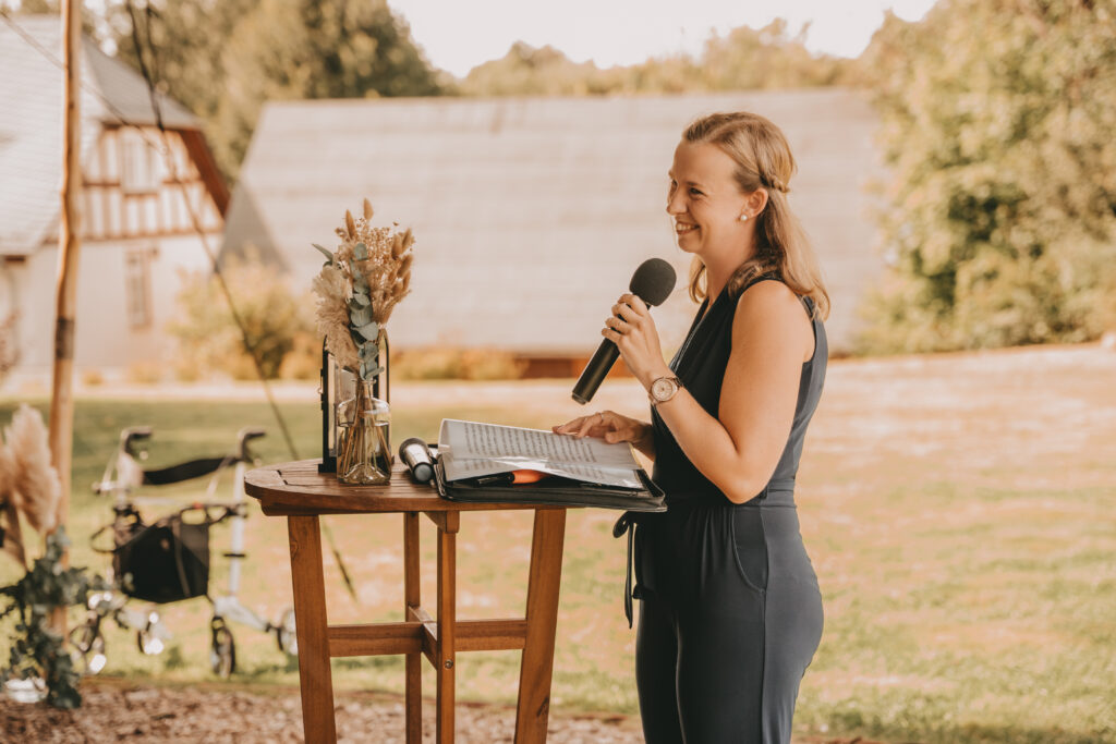 Traurednerin Vanessa Grasser hält Mikrofon in der Hand- Über mich Worte mit Herz - freie Reden