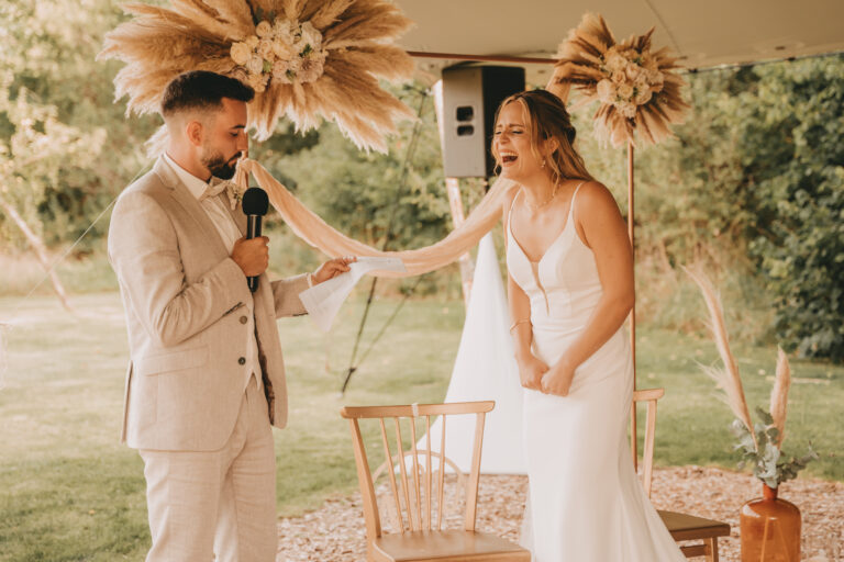 Ehegeluebde gesprochen durch den Brauetigam. Die Braut lacht herzlich und es ist hoechst emotional.