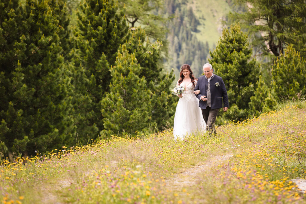 einlauf-braut-berghochzeit-freie-trauung