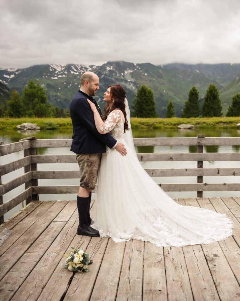 Brautpaar sieht sich verliebt bei seiner freien Trauung an mit Traurednerin Vanessa Graser bei einem Destination Wedding in den Bergen.