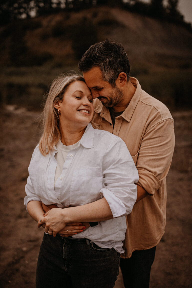 Paar haelt sich liebevoll im Arm zum Traugespraech fuer die freie Trauung bei Traurednerin Vanessa Grasser