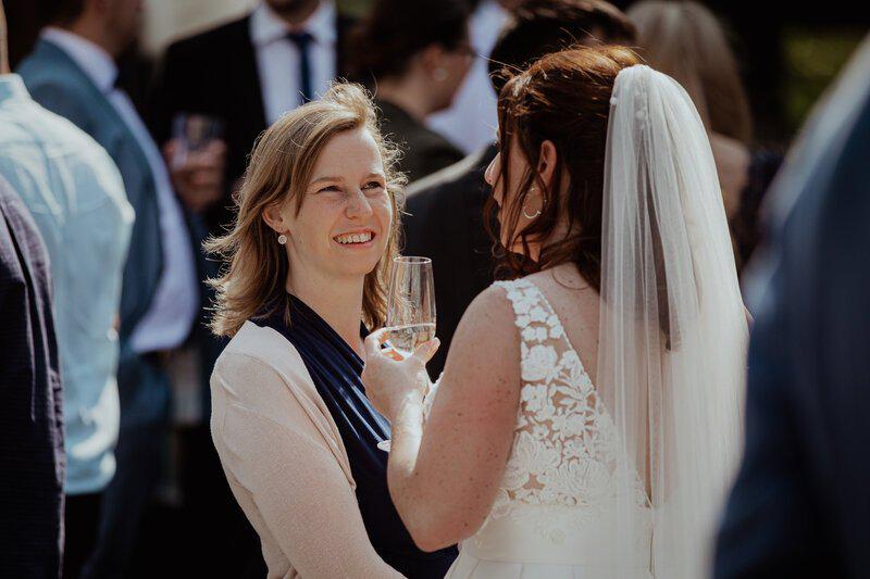 Traurednerin Vanessa Grasser spricht mit ihrer Braut nach der freien Trauung
