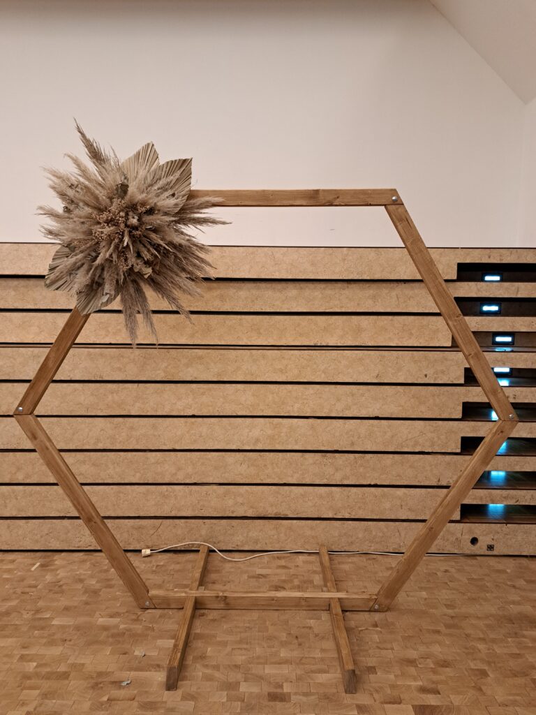 Traubogen in Hexagonform, nahezu undekoriert nur mit großen Trockenblumengesteck von freier Rednerin Vanessa Grasser