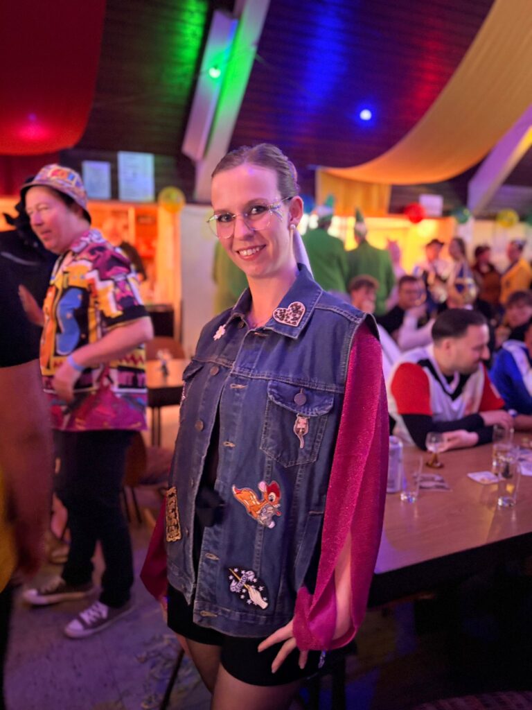 Traurednerin Vanessa Grasser von Worte mit Herz freie Reden bei Fasching in Limburg-Weilburg. Sie trägt ein buntes Outfit und lächelt in die Kamera.